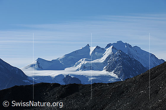 Foto: Mischabelgruppe.
Im Aufstieg zum Augstbordhorn. 
Blick zur Mischabelgruppe mit Ulrichshorn, Nadelhorn, Stecknadelhorn, Hohberghorn, Dürrenhorn und Dom.
Gletscher: Riedgletscher