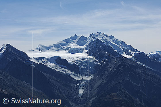 Foto: Mischabel und Riedgletscher. Blick vom Augstbordhorn zur Mischabelgruppe (Ulrichshorn, Nadelhorn, Stecknadelhorn, Dom) und zum Riedgletscher.