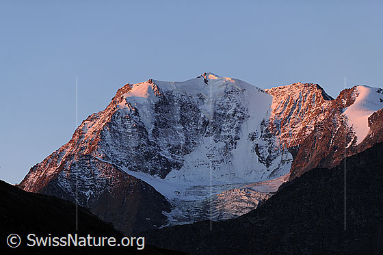 Foto: Fletschhorn im Morgenlicht.
Im Aufstieg zum Spitzhorli mit Morgenstimmung am Fletschhorn.
Davor der Rossbodegletscher.