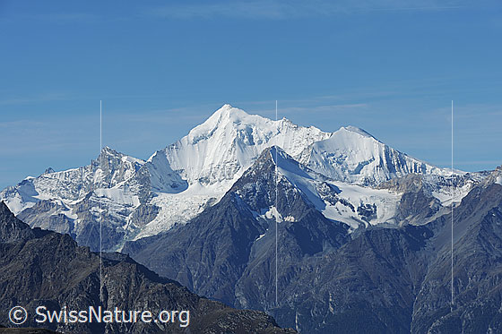 Foto: Zinalrothorn, Weisshorn und Bishorn vom Spitzhorli. Vorgelagert: Brunegghorn. 
Das Weisshorn ist der zweithöchste ganz in der Schweiz liegenden Berge. Woher sein Name stammt, ist auf dem Foto gut zu sehen.