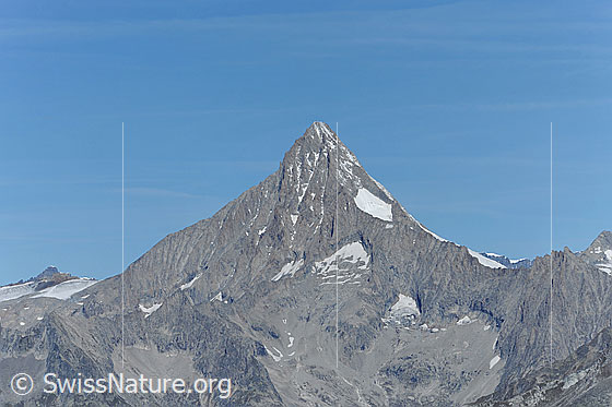 Foto: Bietschhorn als mächtige Pyramide. Ansicht von Süden. Aufnahme im Herbst.