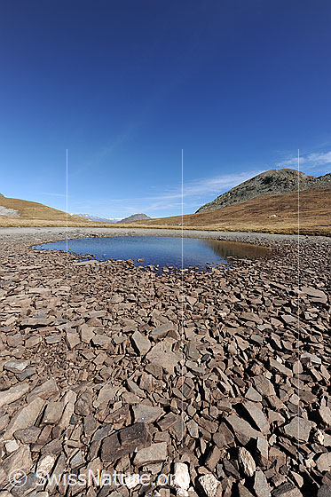 Foto: See in Ebene droht auszutrocknen. Blick über die Weite der Hochebene mit Undre Rossusee, welcher von zahlreichen kleinen Steinplatten umgeben ist. Der Bergsee ist zufolge Wassermangel beinahe ausgetrocknet.
