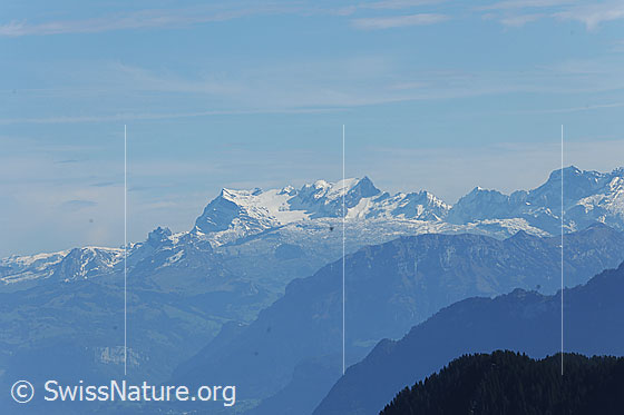 Foto: Glärnisch. Glärnischmassiv mit mehreren Bergrücken im Vordergrund.