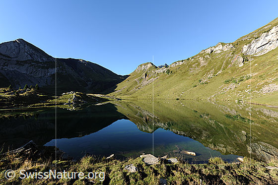 Foto: Spiegelung der Berglandschaft im Sulsseewli. Ruhige Morgenstimmung mit Licht und Schatten, Formen und Muster.