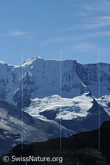 Foto: Äbeni Flue. Am Fusse der Nordwand ist der Stuefesteigletscher zu sehen.