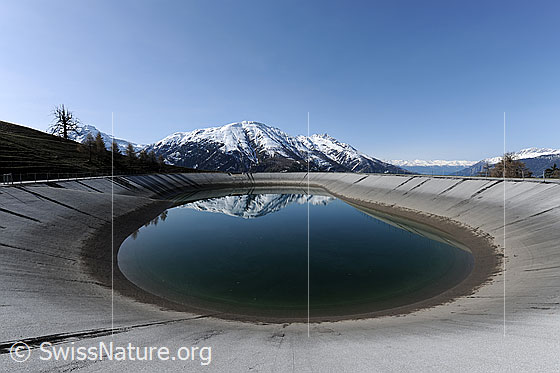 Foto: Spiegelung in Ausgleichsbecken (erneuerbare Engergie / Wasserkraft).