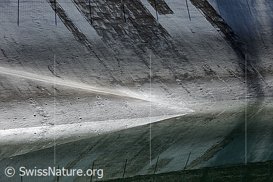 Foto: Spiegelung in Ausgleichsbecken.