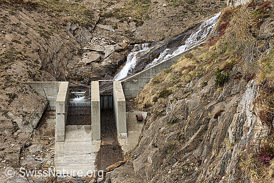 Foto: Wasserfassung mit Überlauf. Bauwerk eines Wasserkraftwerks zur Energiegewinnung (erneuerbare Energie).