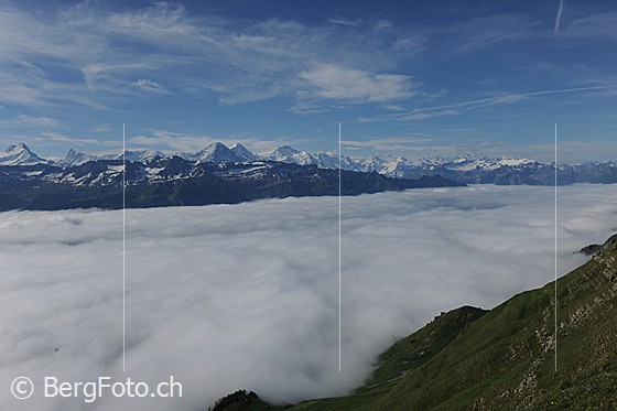 Foto: Nebelmeer über dem Brienzersee und Alpenpanorama der Berner Alpen.