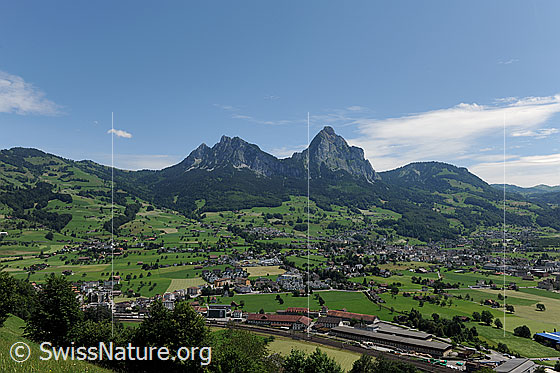 Foto: Schwyz und Mythen. Ausblick über das Siedlungsgebiet von Schwyz zu den Voralpengipfeln Hochstuckli, Kleiner Mythen, Grosser Mythen und Rotenflue.