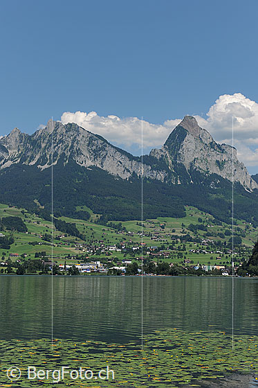 Foto: Lauerzersee, Schwyz. Ausblick über die Wasserfläche zu den beiden Mythen (Kleiner Mythen und Grosser Mythen).