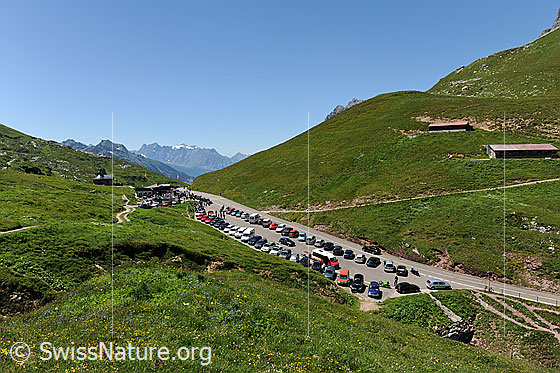 Foto: Klausenpass mit Parkplatz auf der Passhöhe.