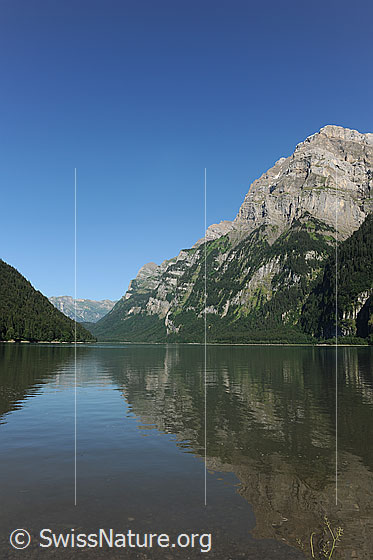 Foto: Klöntalersee und Ruchen mit Spiegelbild auf der Wasserfläche.