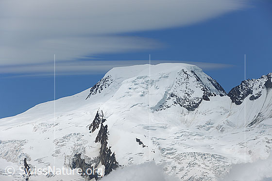 Foto: Alphubel.
Portrait des Viertausenders mit Wolkenfeld am blauen Himmel.