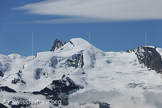Foto: Rimpfischhorn und Allalinhorn mit Wolkenfeld.
Gletscher: Feegletscher