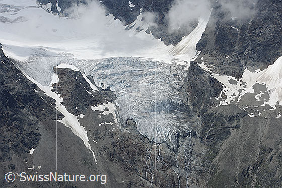 Foto: Zunge des Bidergletschers, Saastal, Wallis.
Die Gletscherzunge ist ausgeapert und abgeflacht.