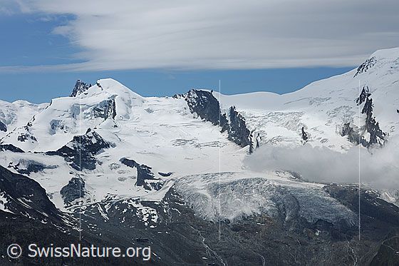 Foto: Allalinhorn und Feegletscher.
Über der Gletscherlandschaft liegt ein Wolkenfeld.