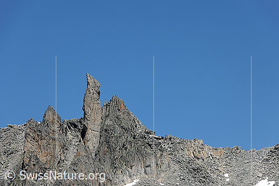 Foto: Kamel. 
Kletterberg mit Felsturm und Felsspitze.