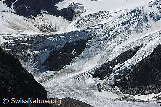 Foto: Steingletscher mit kleinem Gletscherabbruch und Felspartien, welche durch den Gletscherrückgang mehr und mehr eisfrei werden.