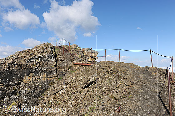 Foto: Gesicherter Bergweg am Schilthorn (Jungfrauregion). Der Weg führt über den Grat und wurde mit Eisenstangen, Seilen und Metallstufen ausgerüstet.