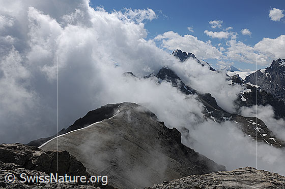 Foto: Berge mit eindrücklicher Wolkenstimmung. Mächtige Quellwolken drohen die Gipfel ganz einzuhüllen. Blick über die Hundsflue Richtung Gspaltenhorn.