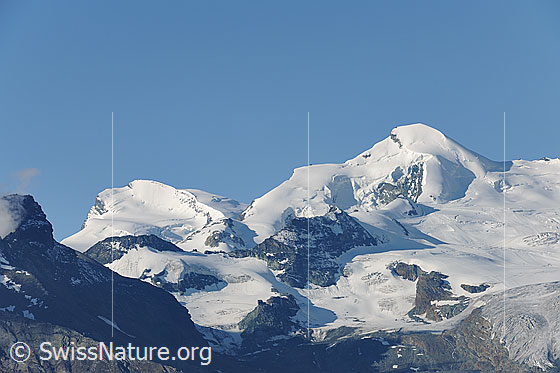 Foto: Strahlhorn und Allalinhorn.
Gletscher: Chessjengletscher (unten von links bis zum Felsriegel rechts der Bildmitte) - Feegletscher (Rechts und oberhalb des Felsriegels).