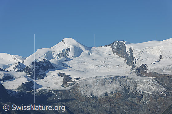 Foto: Allalinhorn und Feegletscher. Darüber ist wolkenloser, blauer Himmel zu sehen.
Gletscher: Chessjengletscher (unten von links bis zum Felsriegel links der Bildmitte) - Feegletscher (Rechts und oberhalb des Felsriegels).