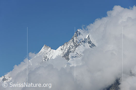 Foto: Wolkenstimmung mit Täschhorn und Dom.