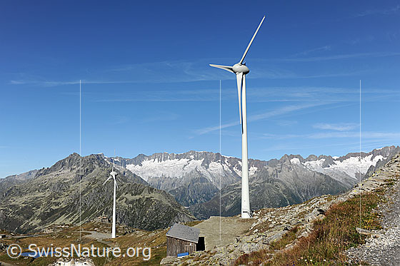 Foto: Windpark in den Schweizer Alpen.
Windkraftanlage Gütsch, Andermatt, mit Dammastock im Hintergrund.