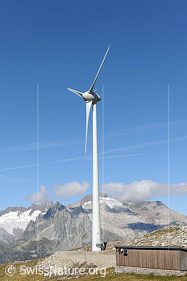 Foto: Windkraft in den Schweizer Alpen.
Windturbine der Windenergieanlage Gütsch, Andermatt.