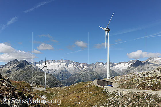 Foto: Windenergie aus den Schweizer Alpen (erneuerbare Energie).
Windpark Gütsch, Andermatt, mit Dammastock im Hintergrund.