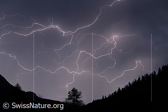 Foto: Blitze am Nachthimmel.