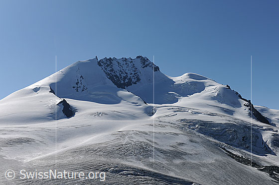 Foto: Rimpfischhorn und Gletscherlandschaft des Mellichgletschers.