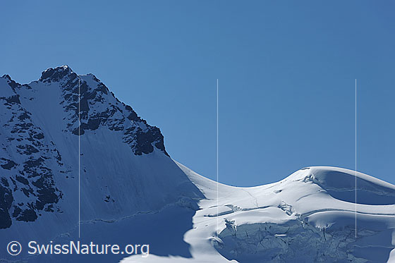 Foto: Rimpfischhorn und Rimpfischsattel mit Mellichgletscher. Schatten und Licht prägen die Berglandschaft.