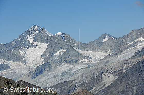 Foto: Dent Blanche, Ober Gabelhorn, Wellenkuppe und Grand Cornier.
Rechts vom Grand Cornier ist das Trifthorn zu sehen.
Gletscher: Gabelhorngletscher (links), Triftgletscher (Mitte) und Rothorngletscher (rechts).