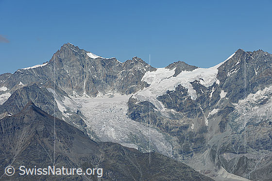 Foto: Zinalrothorn, Schalihorn und Hohlichtgletscher.
Zu sehen sind auch Pointe Sud de Moming und Pointe Nord de Moming. Vorne links das Mettelhorn.
Gletscher: Hohlichtgletscher (links) und Ausläufer des Schaligletschers (rechts). Z.T. wird der Gletscher links vom Schalihorn in mehrere Gletscher unterteilt (Pointe Nord de Moming-SE, Hohlichtpass-S und Schalihorn-S).
