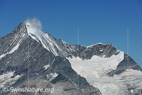 Foto: Weisshorn, Bishorn und Bisgletscher.
Auf dem Verbindungsgrat der beiden Gipfel sind der Gendarm und das Weisshornjoch zu sehen.