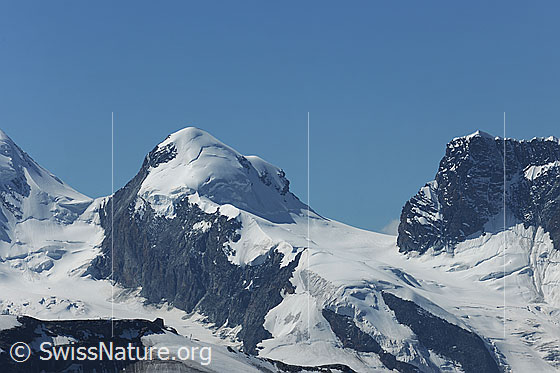 Foto: Pollux und Roccia Nera.
Links das Zwillingsjoch, zwischen Pollux und Roccia Nera das Schwarztor.
Gletscher: Zwillingsgletscher (links) und Schwärzegletscher (rechts).