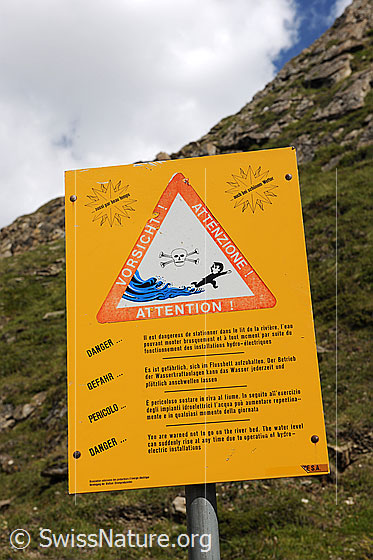 Foto: Warntafel vor Gefahr durch unverhofft auftretendem Hochwasser.