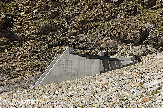 Foto: Durchlass für Bergbach in einem Schutzwall gegen die Naturgefahren Lawinen und Murgänge.