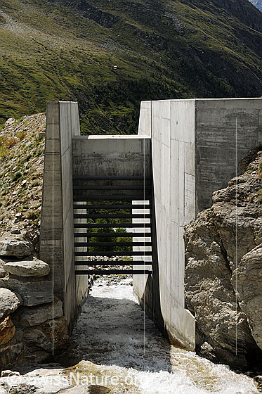 Foto: Durchlass für Bergbach in Schutzwall gegen die Naturgefahren Lawinen und Murgänge.