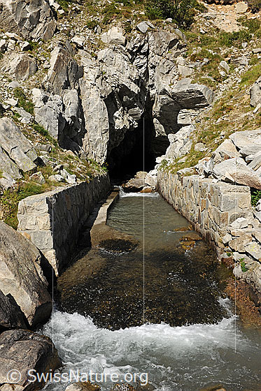 Foto: Ausgang eines Wasserstollens eines Wasserkraftwerks.