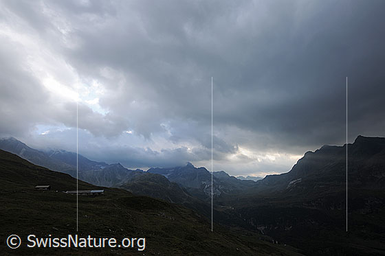 Foto: Wolkenstimmung während Föhnsturm über dem Binntal. Kurz vor Föhnzusammenbruch liegen bedrohliche Sturmwolken über der Berglandschaft.