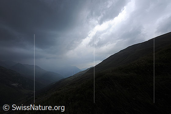 Foto: Sturmwolken während Föhnsturm über dem Binntal. Es herrscht eine bedrohliche Wolkenstimmung kurz vor Föhnzusammenbruch.