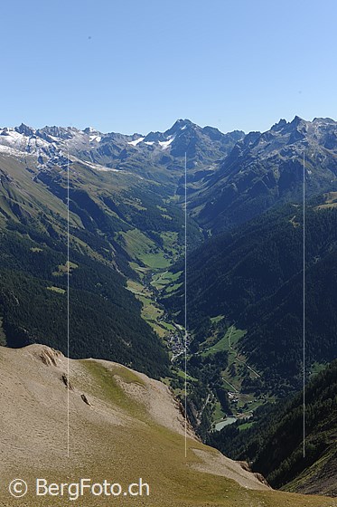 Foto: Binntal vom Breithorn. Der markante Gipfel im Hintergrund ist das Ofenhorn.