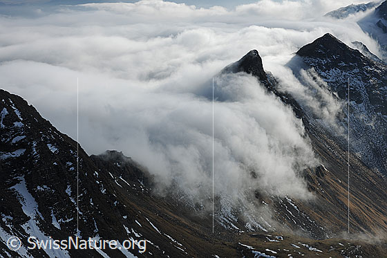 Foto: Kleine Nebelwalze über dem Otterepass.
Für dieses Phänomen gibt es keine eindeutige Bezeichnung: Nebelwalze und Nebelfall werden verwendet. Falls der Föhn seine Hände im Spiel hat, wird auch von einer Föhnwalze gesprochen.
