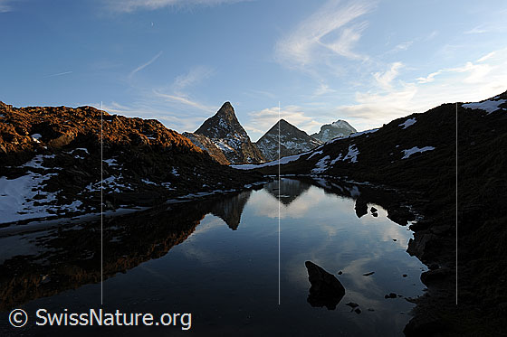 Foto: Spiegelung in kleinem Bergsee.