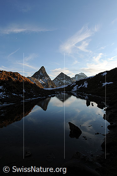 Foto: Spiegelung in kleinem Bergsee.