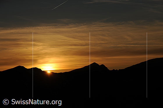 Foto: Sonnenuntergang über dem Diemtigtal. Über der dunklen Silhouette der Bergkette ist Abendrot zu sehen.