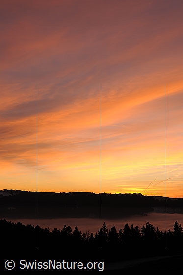 Foto: Glühender Himmel. Abendstimmung mit Abendrot über einem Nebelmeer.